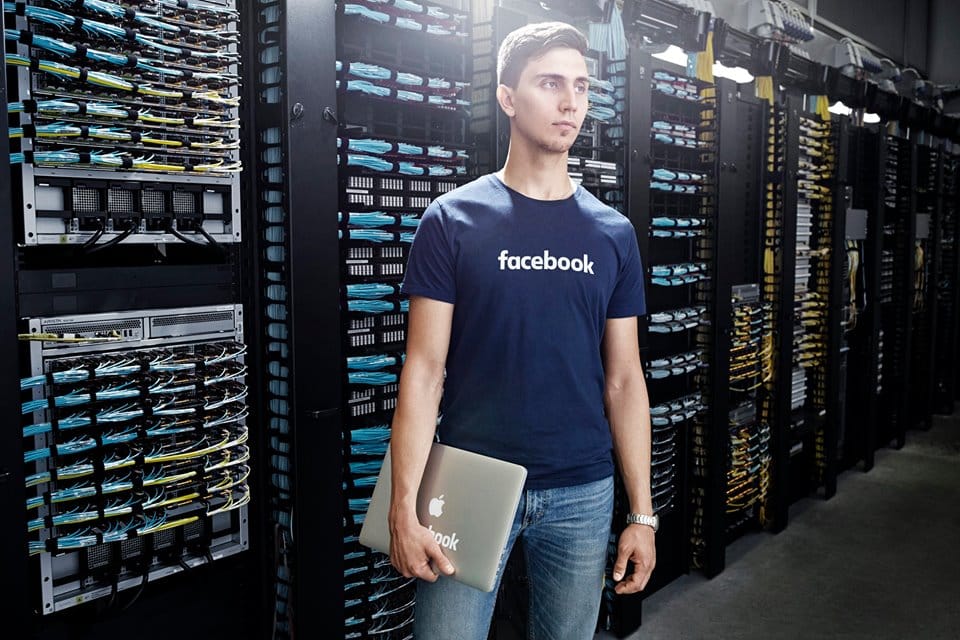 Mintha megijedt volna a Facebook, újabb moderátorközpontot nyit