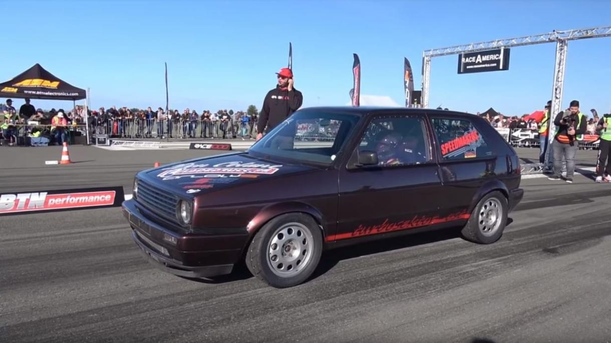 Jó autó a kettes Golf: 333.33 km/h-val megy, ha kell (videó)