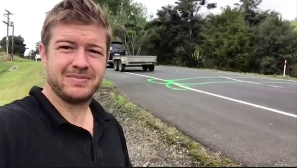 Péniszeket rajzolt az útra egy új-zélandi férfi, mert zavarták a kátyúk