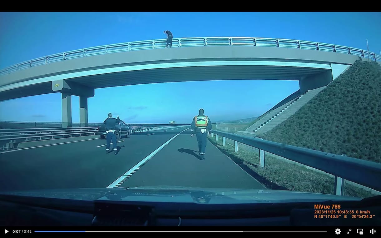 Videón, ahogy két rendőr megakadályoz egy férfit, aki le akart ugrani az M30-as autópálya felüljárójáról 