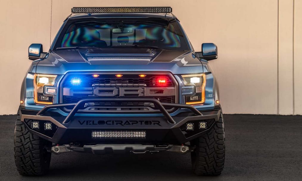 Hatalmas, golyóálló amerikai pickup tűnt fel