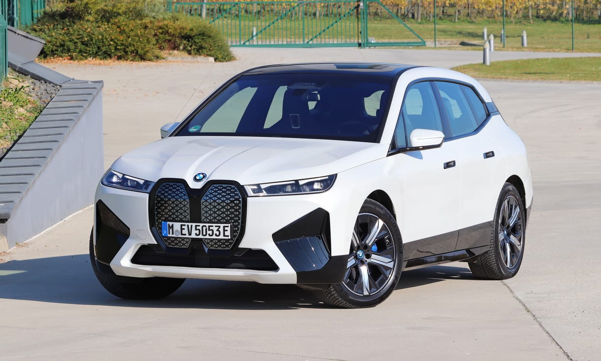 A BMW hatalmas elektromos SUV-ja kevesebbet fogyaszt a Mercedes EQS-nél