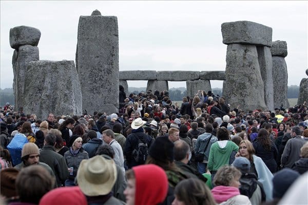 Rekordot döntött az idei nyári napforduló a Stonehenge-nél