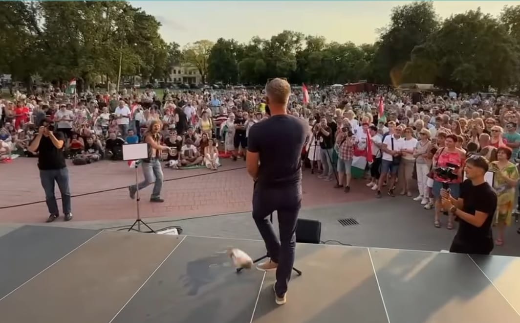 Üzent a Magyar Péter gyulai rendezvényét megzavaró férfi: Nem sört, hanem 20 deka szotyit dobtam el