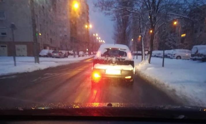 A nap fotója: Havas hátsó lámpa mellett ködlámpával vakít a csepeli autós