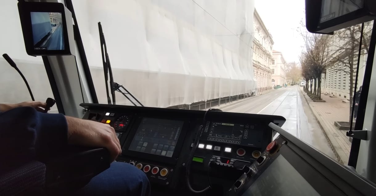 Videóra vették, mit lát a tram-train vezetője