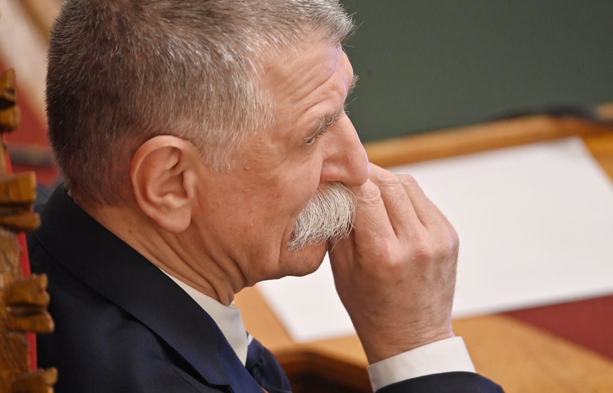 Kövér László stílustanácsokkal reagált arra, hogy a Párbeszéd kockás ingben állt ki a tanárok mellett a Parlamentben