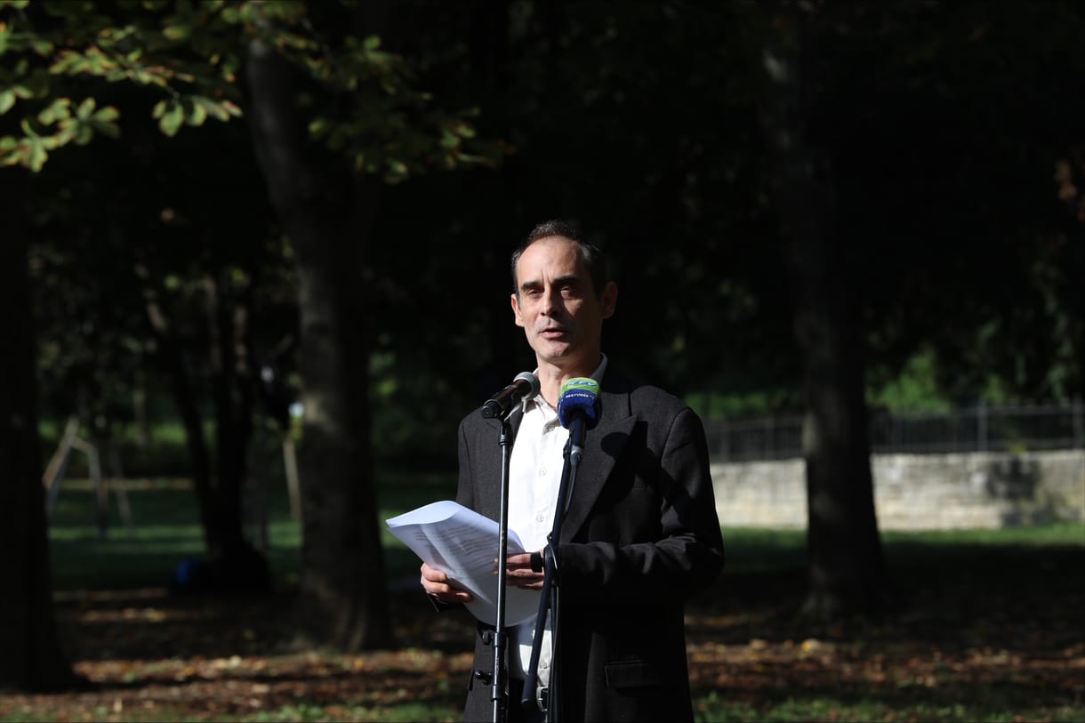 Magyar Péternek öltözve jelentette be Kovács Gergely, hogy indul-e Orbán körzetében