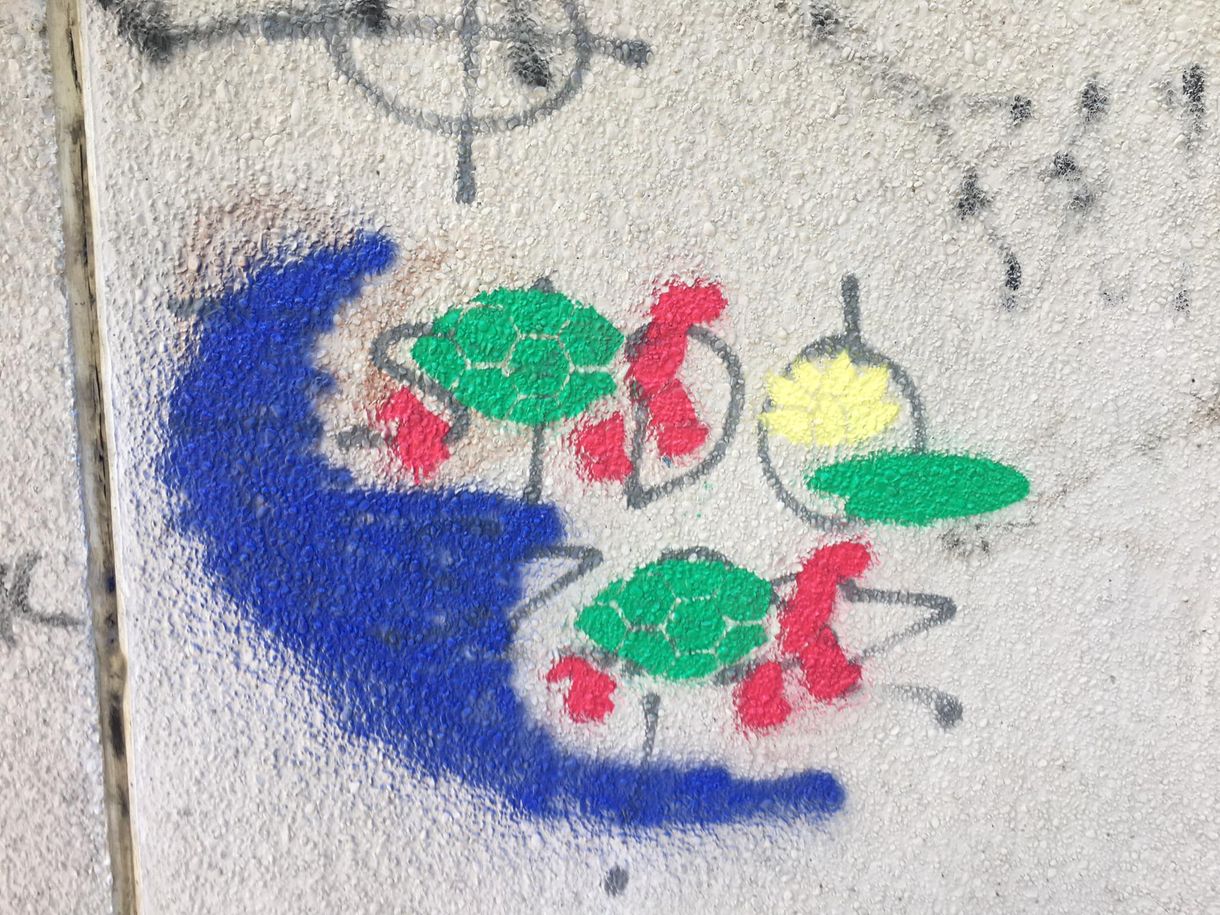 Át akarta festeni az antiszemita graffitit, rendőrt hívtak rá
