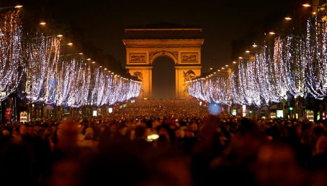 Nyilvános vécék és karácsonyfák a francia megszorítások áldozatai