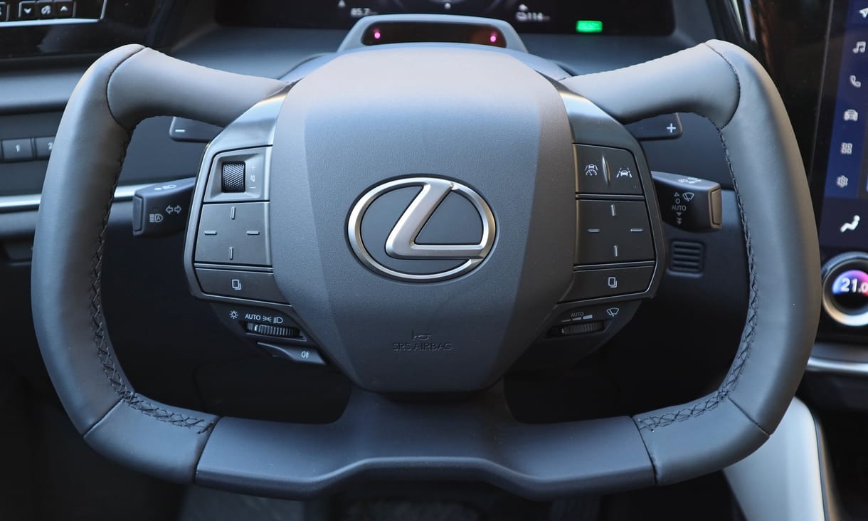 Újra feltalálták a kormányt: meghajtottuk a Lexus első igazi villanyautóját, az RZ-t 