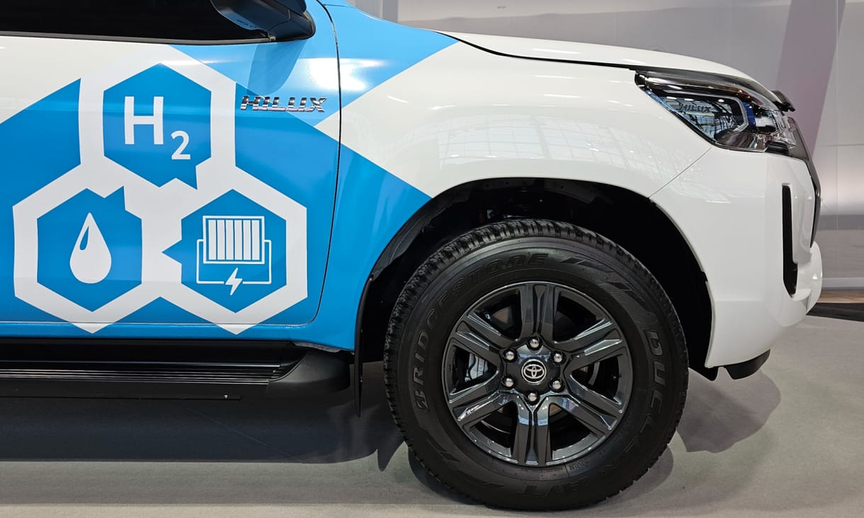 Megnéztük a percek alatt feltölthető, 600 kilométeres hatótávú villanymotoros Toyota Hiluxot