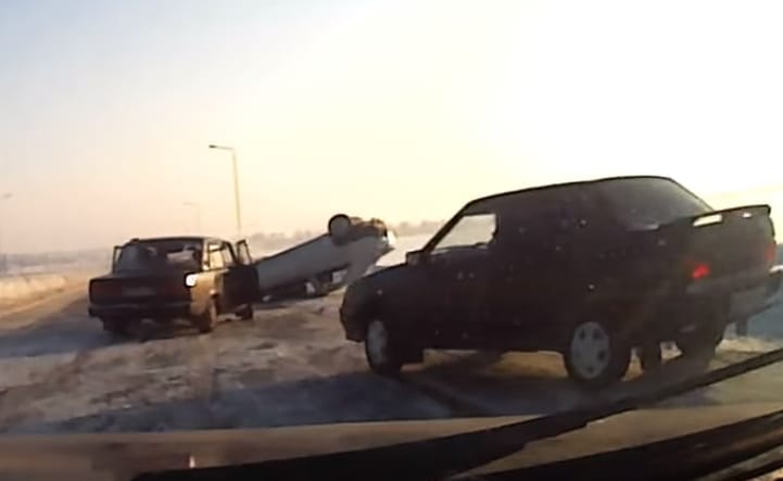 Még mindig van, aki nem érti, miért kell télen óvatosan vezetni – videó