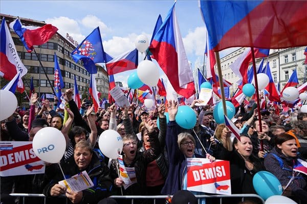 Tízezrek tüntetnek Prágában, és már nem csak a drágulással van bajuk