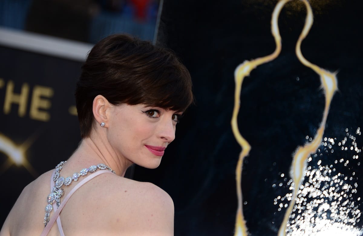 Anne Hathaway is Angelina Jolie nyomdokaiba lépett