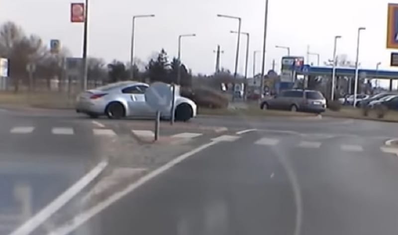 Videó: egy sportkocsi driftelve vette be a körforgalmat Szombathelyen