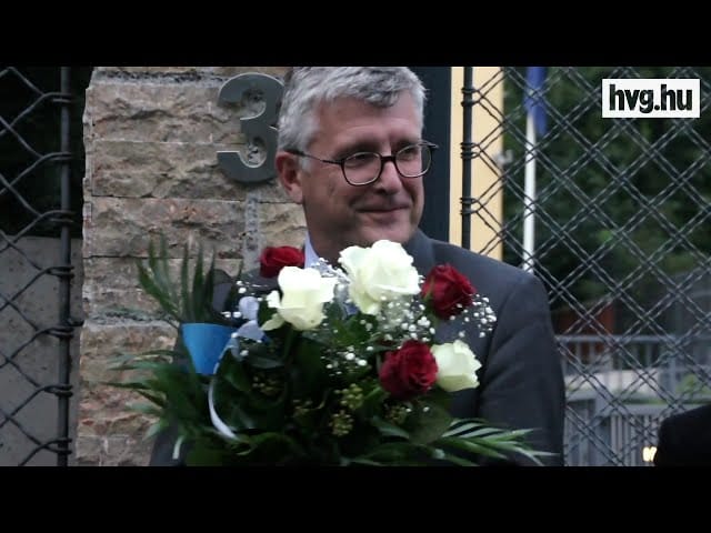 Énekkel búcsúztatták a bezáró észt nagykövetséget – videó