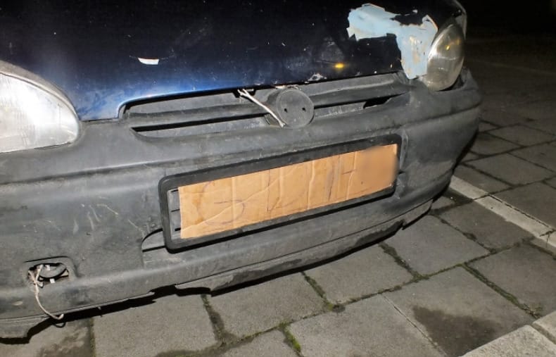 Kartonpapírból szerkesztett rendszámot magának, bevitték érte