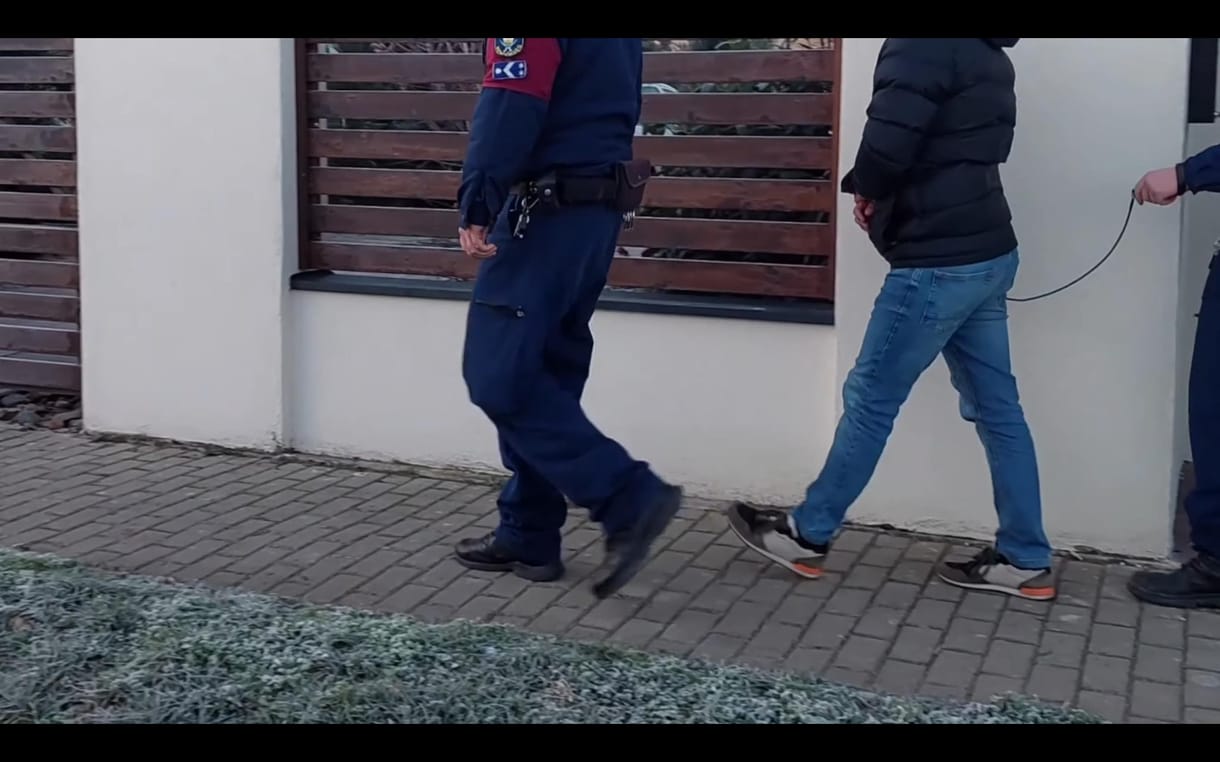 Elfogtak egy algyői orvost is az ortopédcipős ügyben, bilincsben vezették el a rendőrök – videó