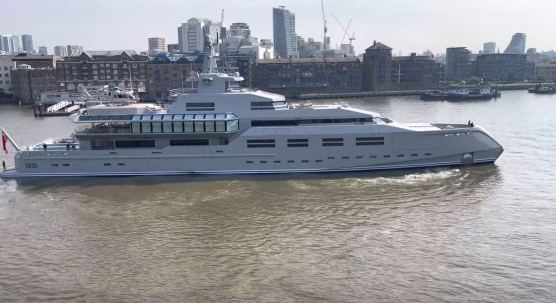 Behajózott Londonba Charles Simonyi a 85 milliárd forintos jachtjával - videó