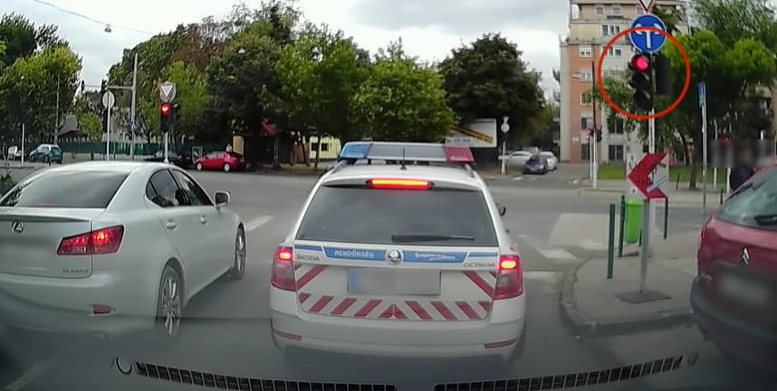 Vizsgálat indul a piroson áthajtó rendőr ellen