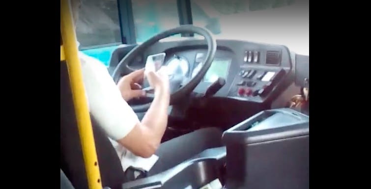 Vezetés közben nyomkodta a mobilját a tatabányai buszsofőr – videó