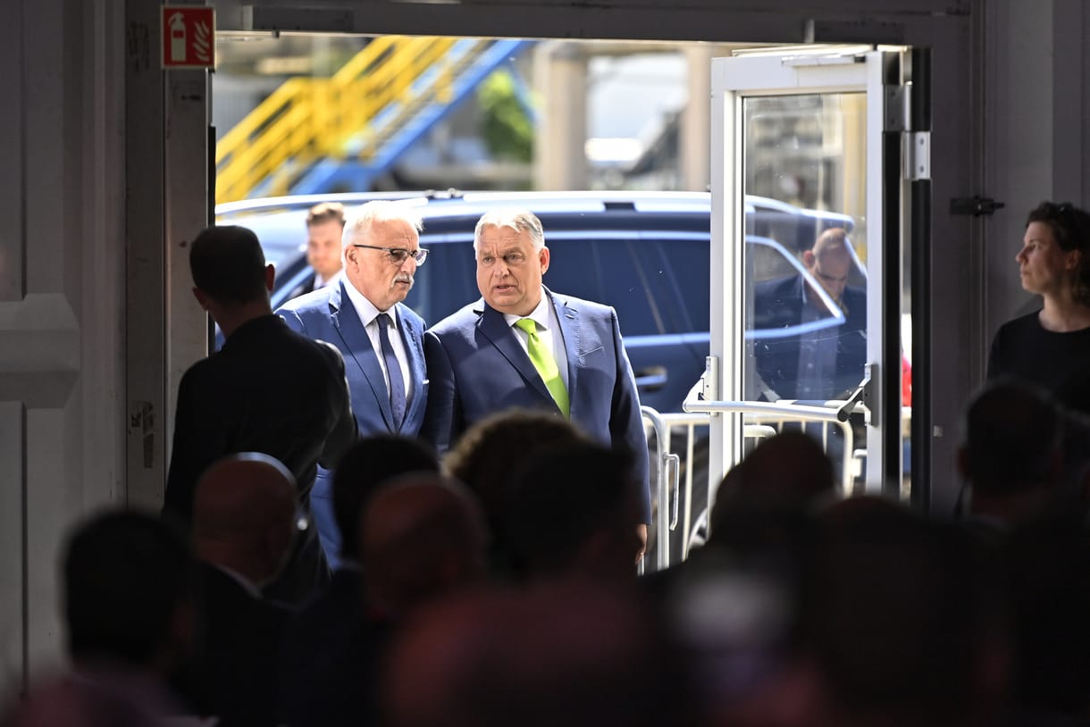 Céllövölde, háborús héják, műanyag svájci bicska és természetesen Brüsszel - Orbán átadta a Mol gigaberuházását