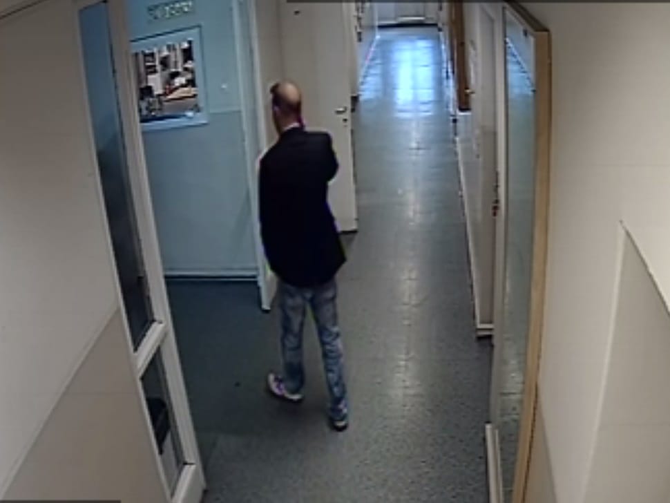 Fotók: Ez a zakós úr lophatott egy XIII. kerületi színházból