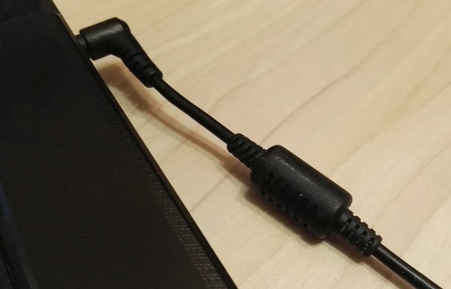 Amit csak kevesen tudnak: mégis miért van az a fura kis henger minden laptoptöltő kábelén?