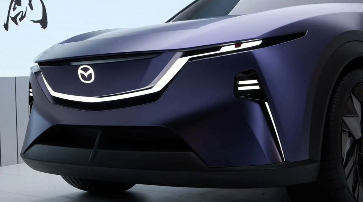 Egyszerűsített emblémáján a Mazda