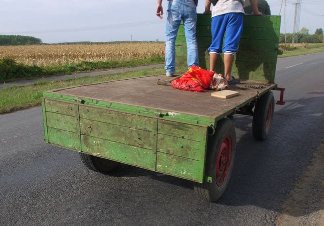 Autó ütközött egy lovaskocsival, elszaladt a ló ijedtében - képek