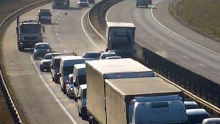 Nyolc autót tolt egymásba egy figyelmetlen teherautós az M0-son – videó