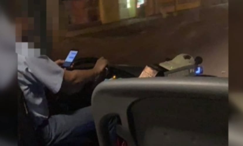 Vezetés közben a mobilját nyomkodta egy Bajára tartó busz sofőrje