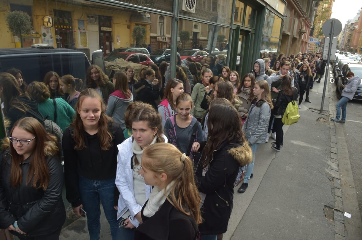 Még hogy nem olvasnak a tinik? Óriási sor áll egy új könyvért