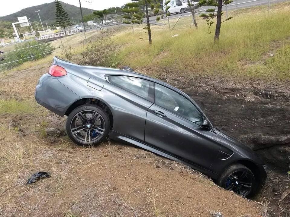Csúnyán beleállt az árokba egy vadonat új BMW M4-es