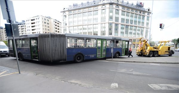 Fotók: Elszabadult egy BKV-busz a Boráros téren
