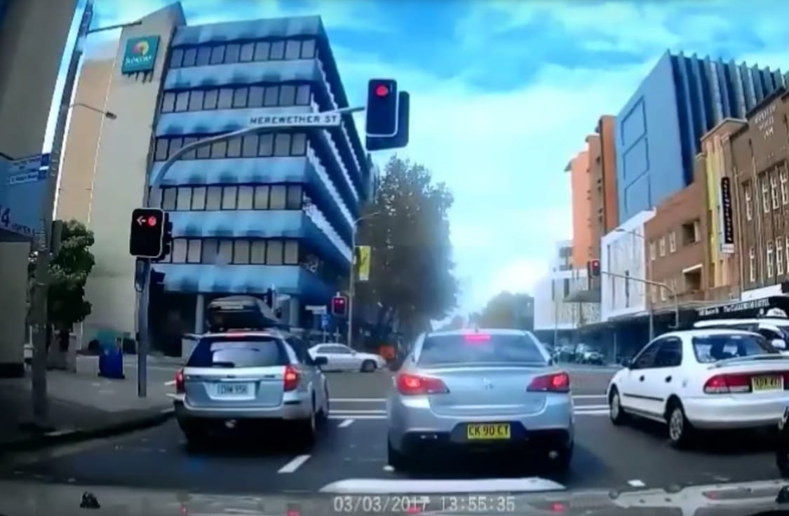 Tilosban előzött a sofőr, aztán jött a kellemetlen meglepetés – videó