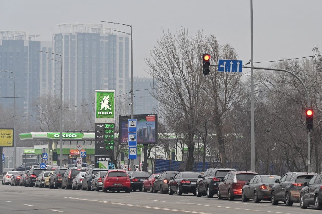 Hatalmas sorok kígyóznak a benzinkutak előtt Kijevben