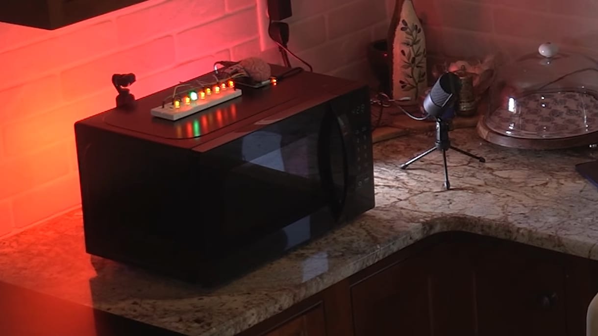 Egy videós mesterséges intelligenciát adott a mikrójának, ami ezután meg akarta ölni őt