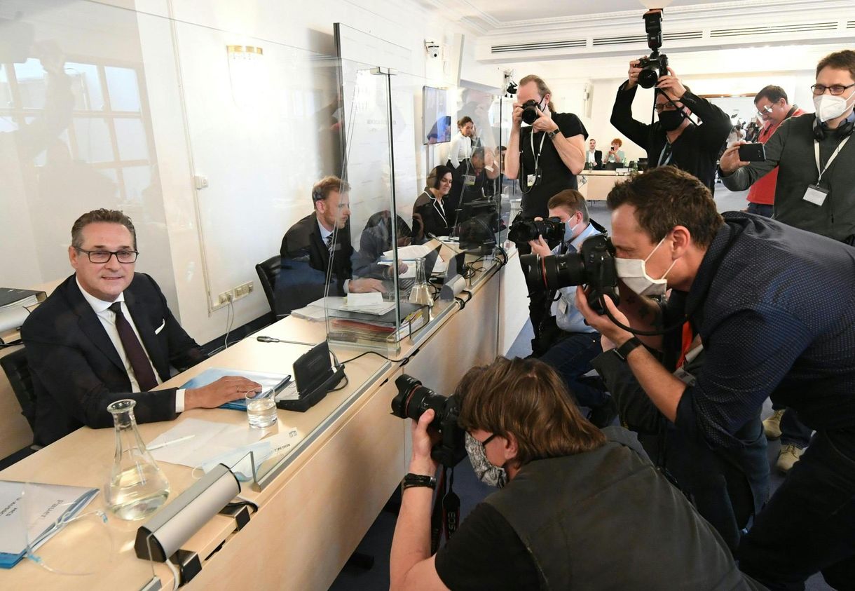 Sok a rejtély a Strache-ügyben, az Ibiza-videó konnektorba rejtett 