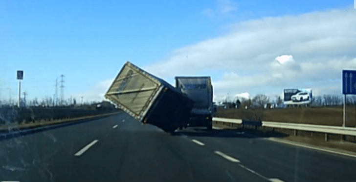 Videó: Elrepült egy pótkocsi az M7-esen a forgalomban