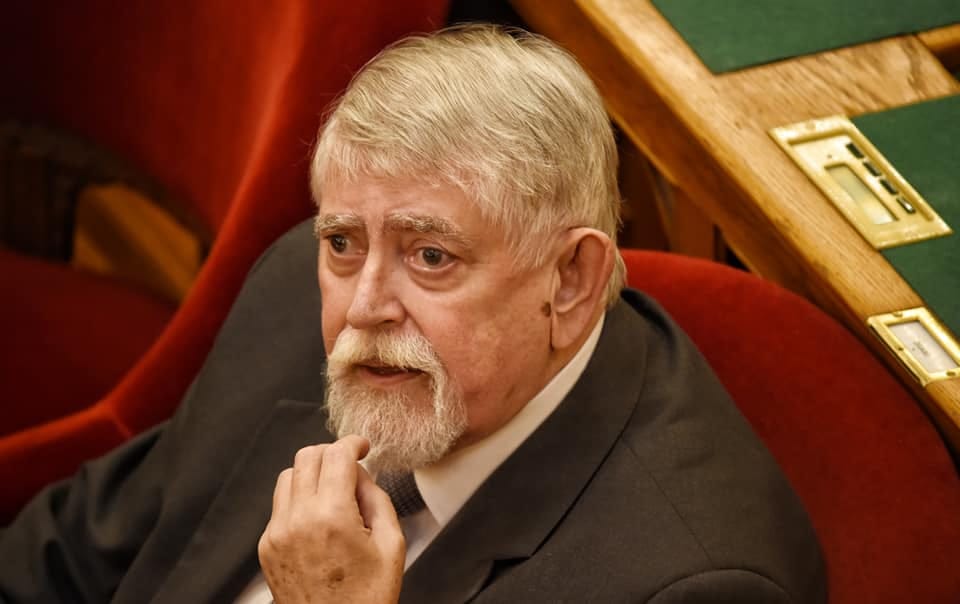 „Még nem látott gyereket, aki írta ezt a szemetet” – dalban üzennek Káslernek a NAT ellen tiltakozók