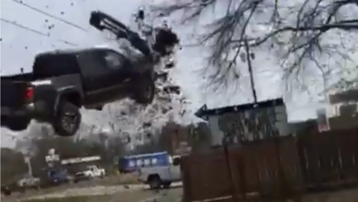 Rendőrök üldözték a lopott terepjárót, hatalmasat bukott vele – videó
