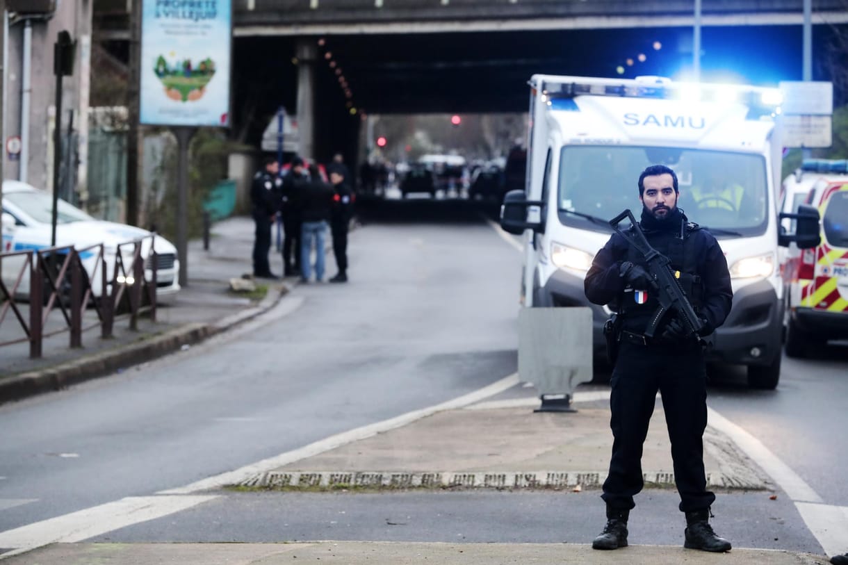 Terrorista támadás volt a párizsi késelés