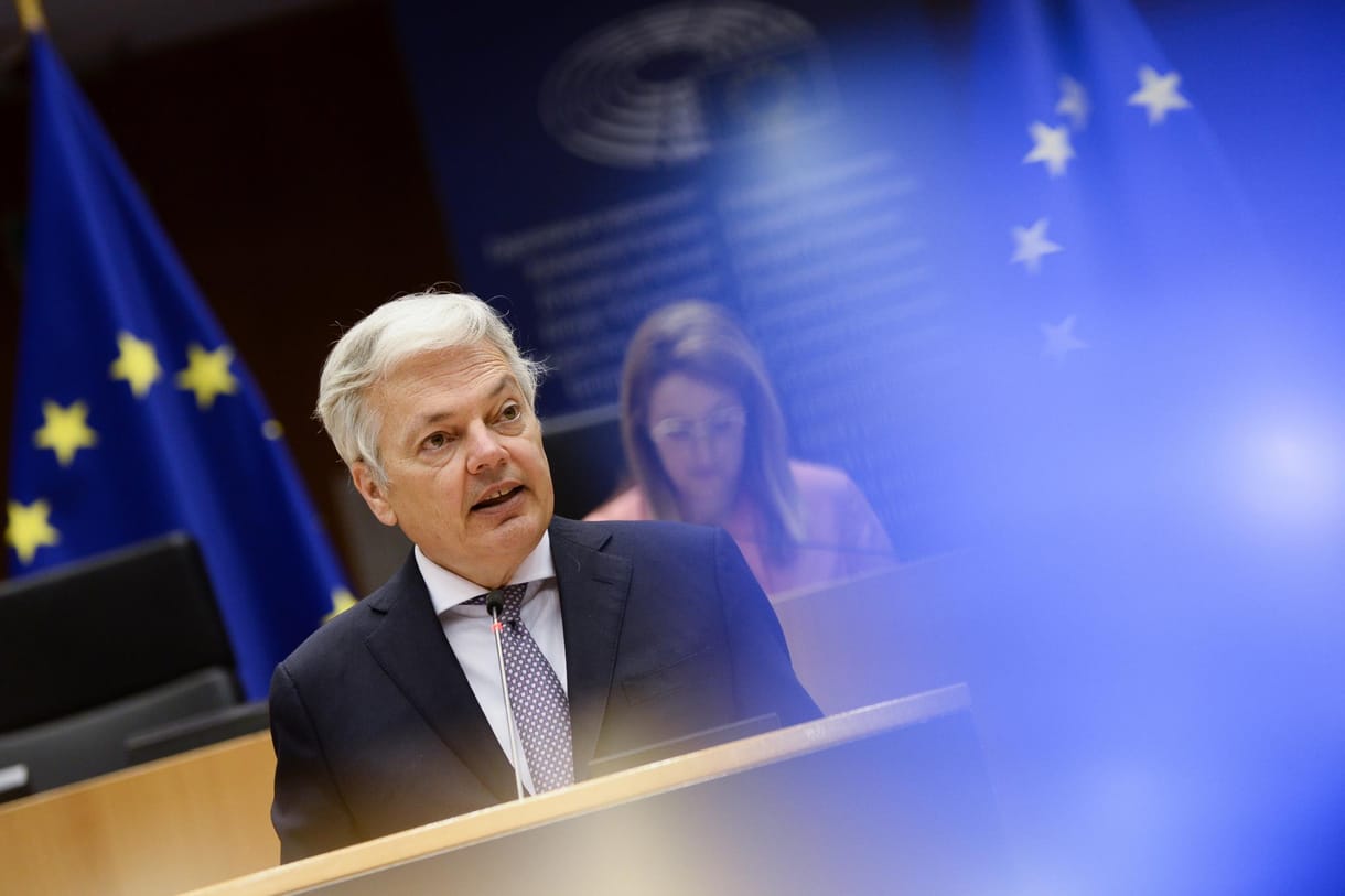 „Mi is látjuk a plakátokat, de nem ettől függ, hogy odaadjuk-e az EU-pénzt”