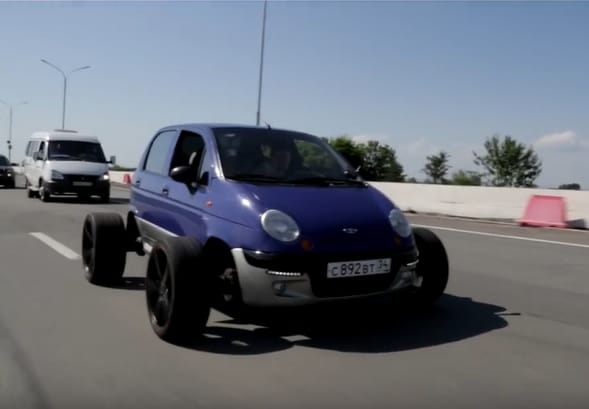 Végletes tuning egy Daewoo Matiz 20 colos alufelniken – videó