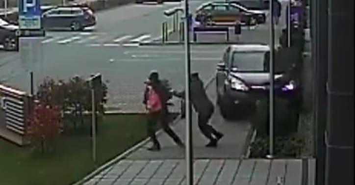 92 évesen a volán mögött: két nőt elütött, egy autót összetört parkolás közben – videó