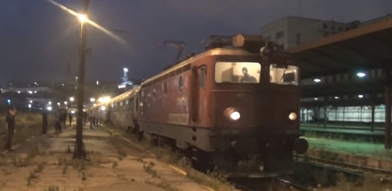 Surda dalával búcsúztatták az utolsó vonatot a régi belgrádi főpályaudvaron – videó