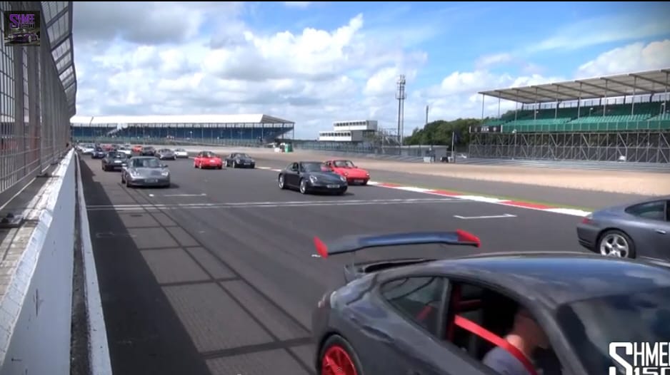 Videó: 1200 Porsche egyrakáson