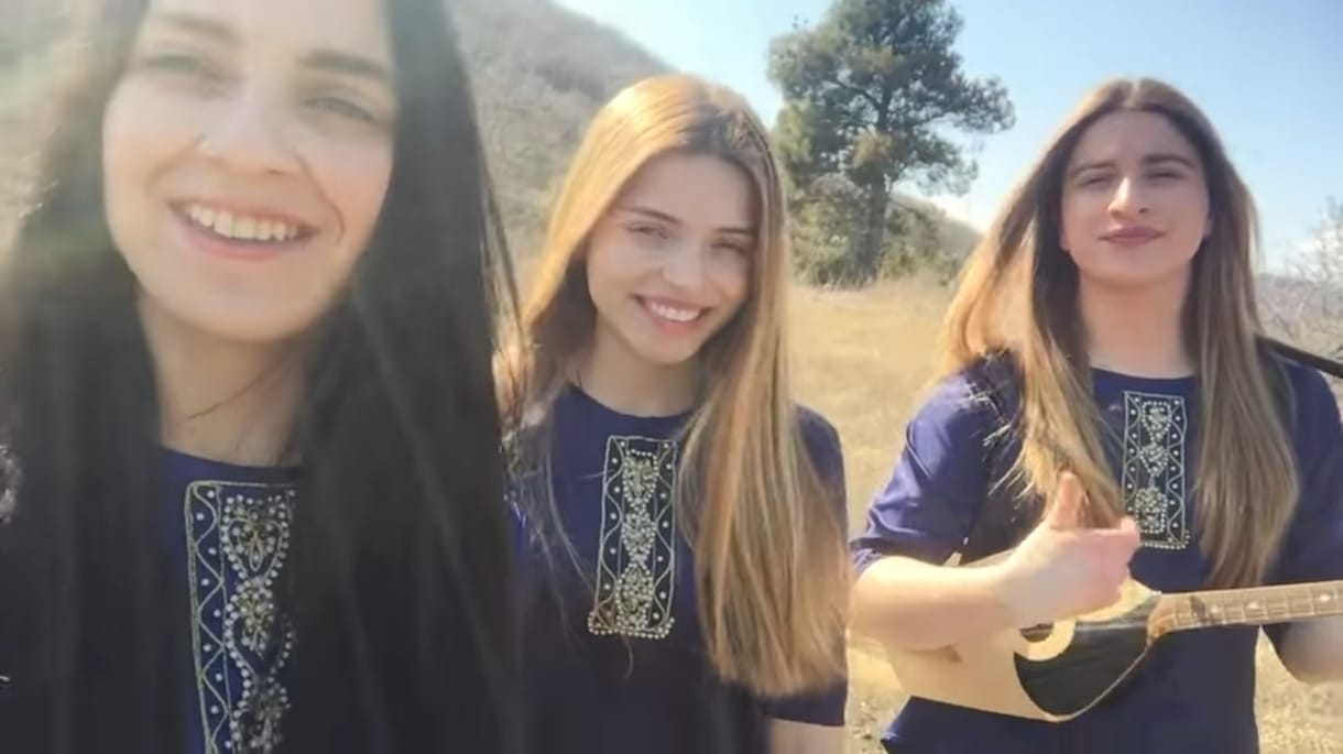Magyar népdalt énekelnek a Trio Mandili grúz énekesnői - videó